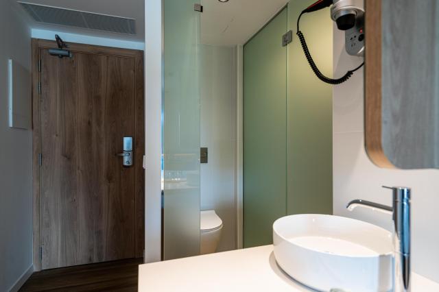 060-BD-bathroom-example-double-room-standard-street-view-double