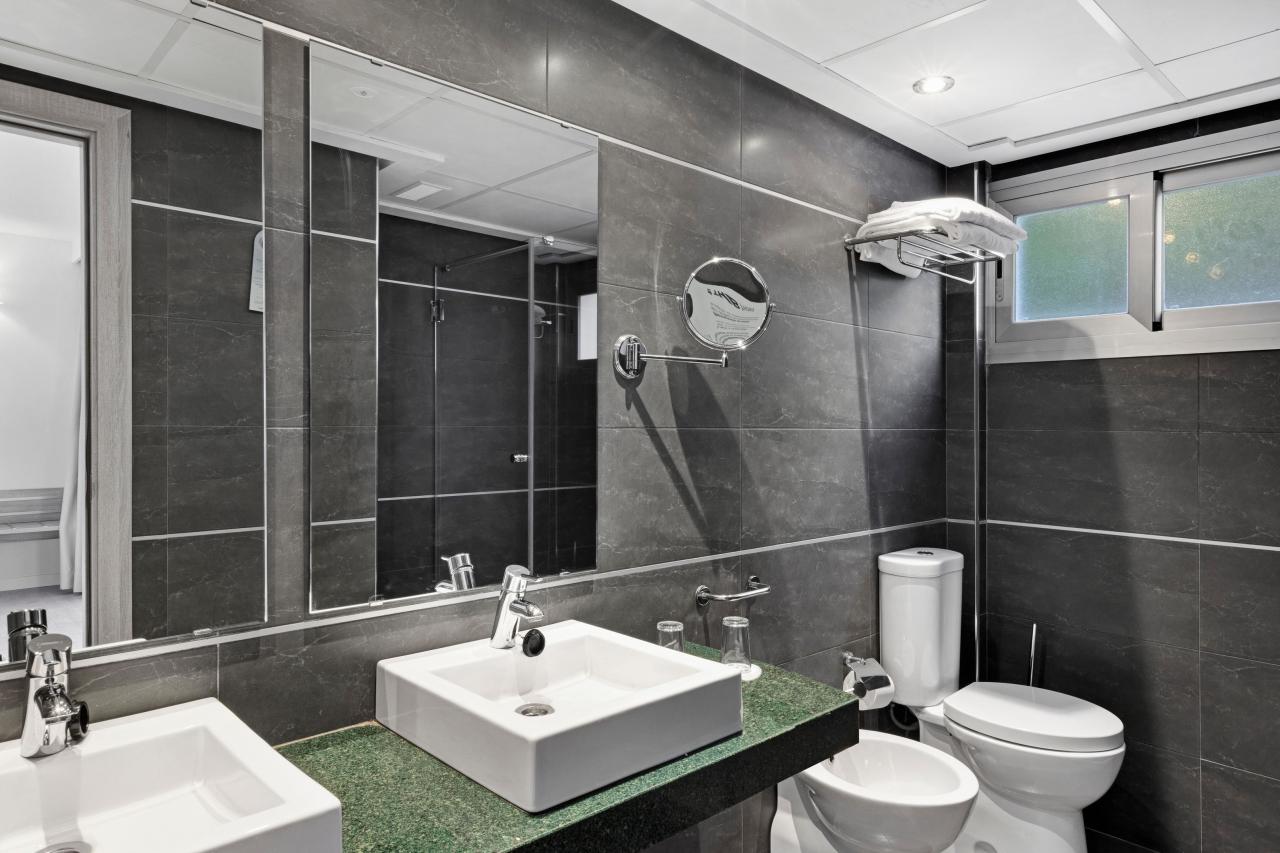 028-BD-bathroom-example-double-room-standard-double-room-standa