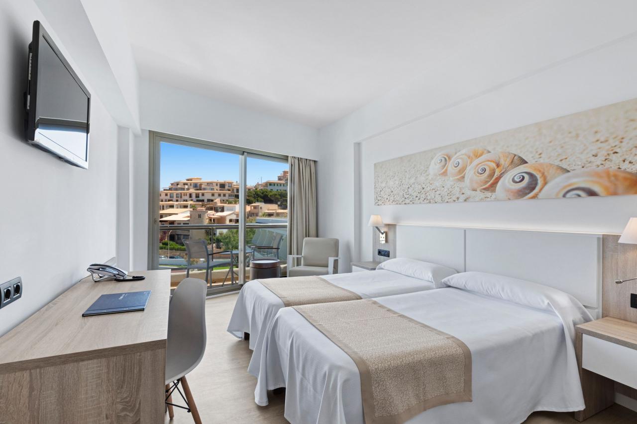 029-W-room-example-double-room-standard-side-view-double-room-s