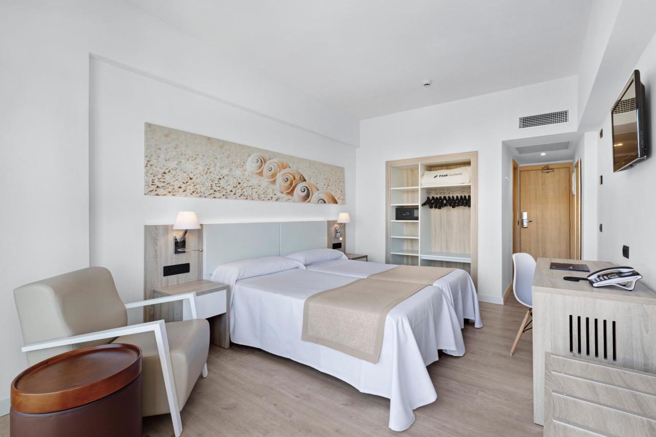 031-W-room-example-double-room-standard-side-view-double-room-s