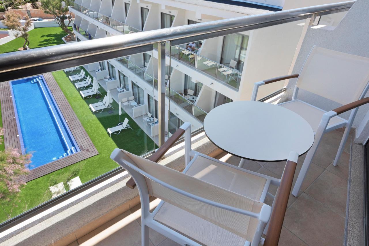 032-W-room-example-double-room-standard-side-view-double-room-s