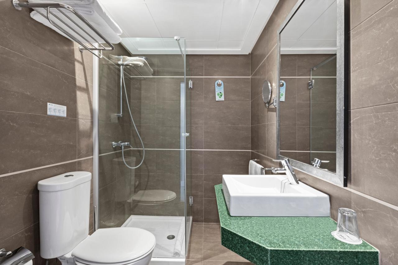 033-BD-bathroom-example-double-room-standard-side-view-double-r