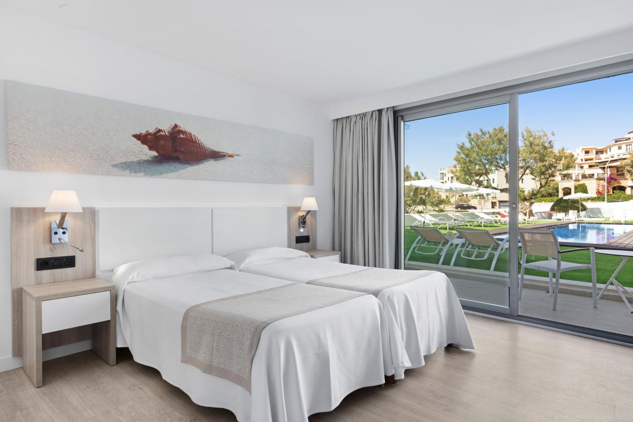 037-W-room-example-double-room-standard-pool-view-premium-swim-