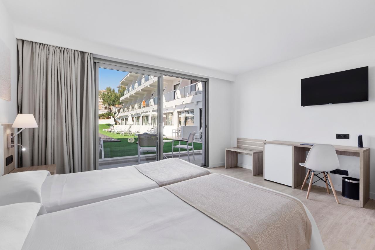 038-W-room-example-double-room-standard-pool-view-premium-swim-