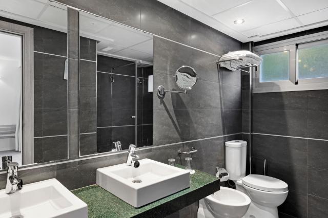 028-BD-bathroom-example-double-room-standard-double-room-standa