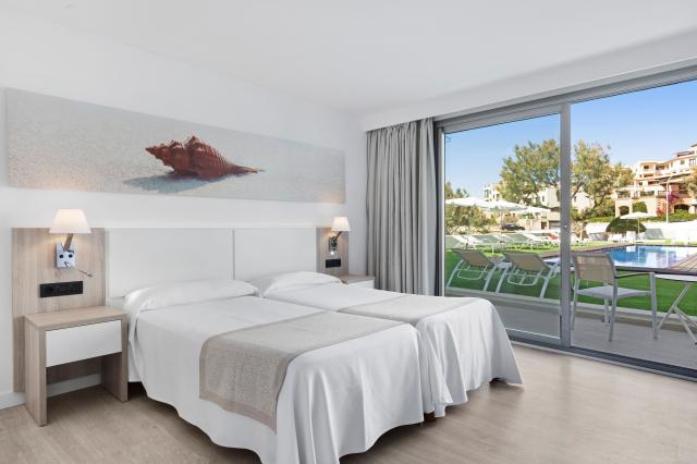 037-W-room-example-double-room-standard-pool-view-premium-swim-