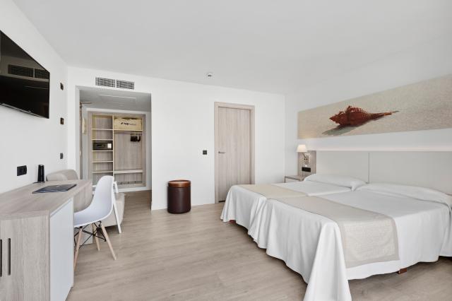 040-W-room-example-double-room-standard-pool-view-premium-swim-