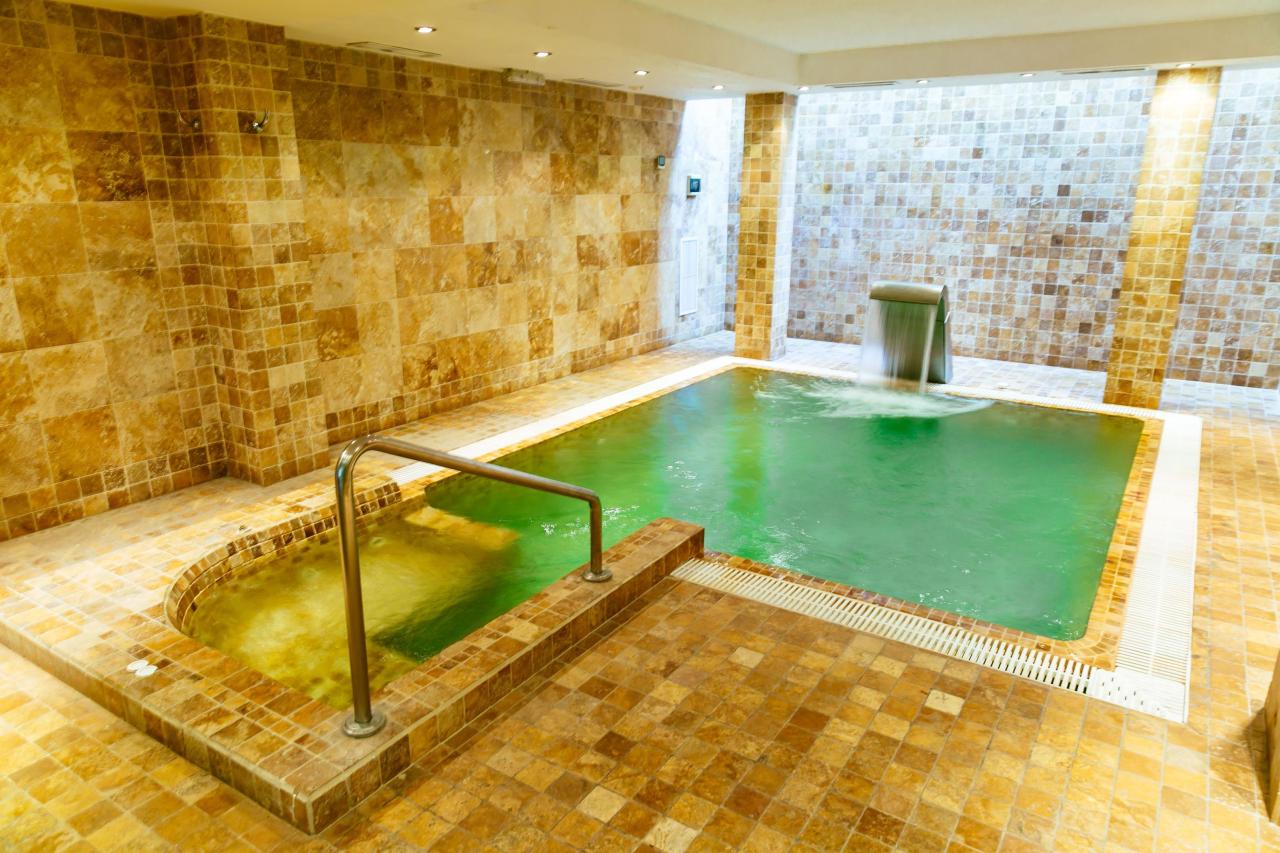030-HB-indoor-pool_111539748