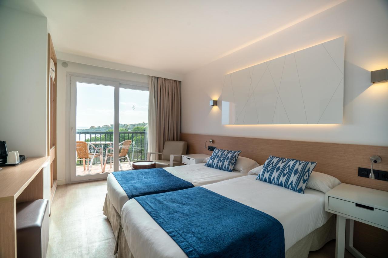 041-W-room-example-double-room-standard-sea-view-double-room-se