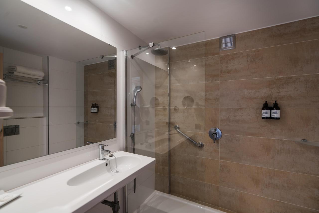 044-BD-bathroom-example-double-room-standard-sea-view-double-ro