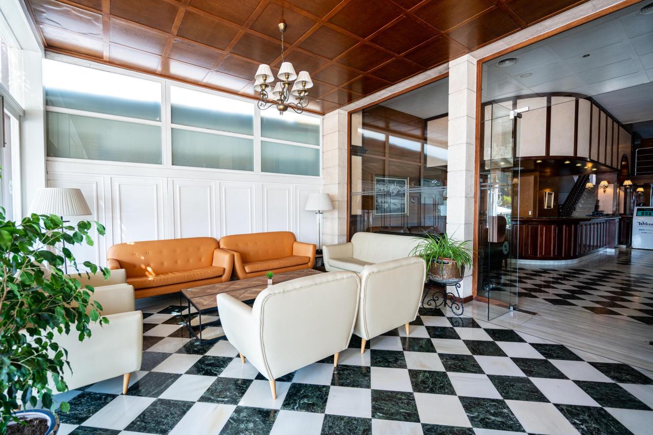 007-L-lounge-lobby_109938624