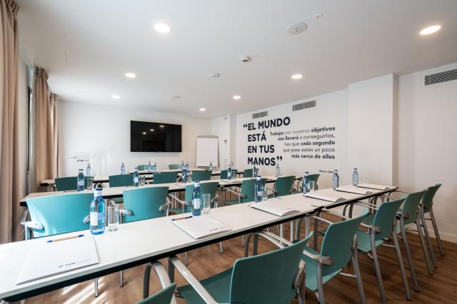 035-K-conference-room_109938779