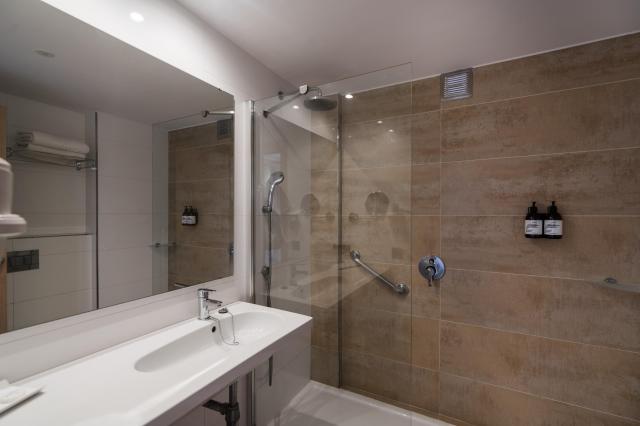 044-BD-bathroom-example-double-room-standard-sea-view-double-ro